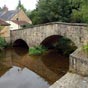 La Châtre : Le pont aux laies. Bien que ne semblant pas antérieur au XVIIIe siècle, la tradition locale fait remonter la construction de cet ouvrage aux Romains.